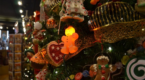 Décorations de Noël dans une boutique spécialisée à New York