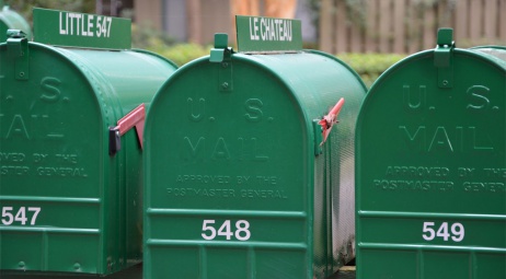 Boîtes aux lettres dans quartier huppé