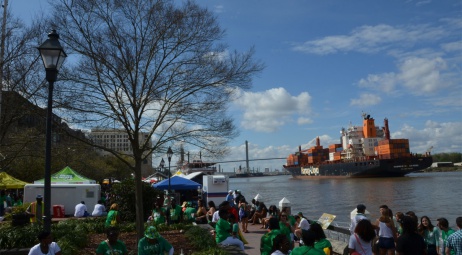 Un cargo sur la Savannah River pendant le festival